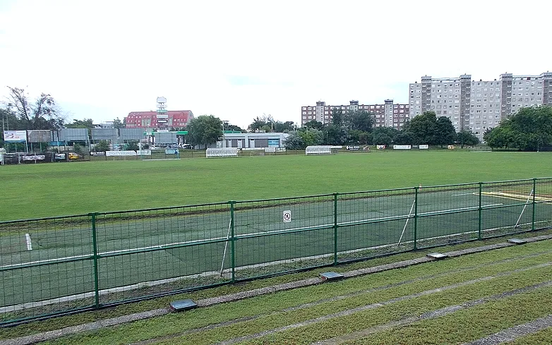 主队入场时球场看台与通道全景（执行习惯只有在熟悉环境里才稳定）